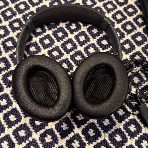 Bose QuietComfort Headphones - Picture 2 of 3